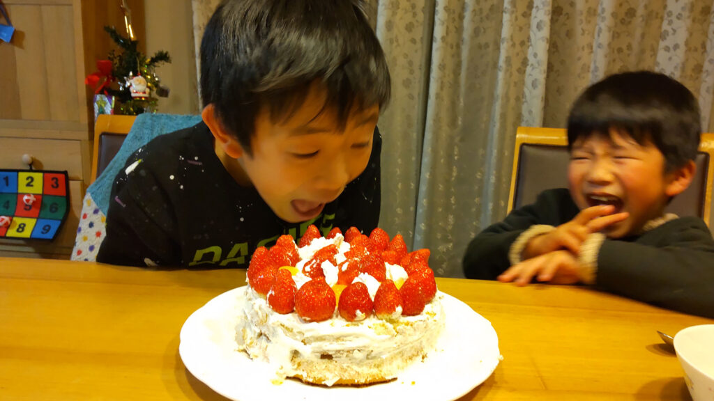 誕生日ケーキ食べちゃうぞ！/ taka